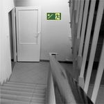Placa-Escada-Desce-Esquerda-30x15cm-em-PVC-Fotoluminescente