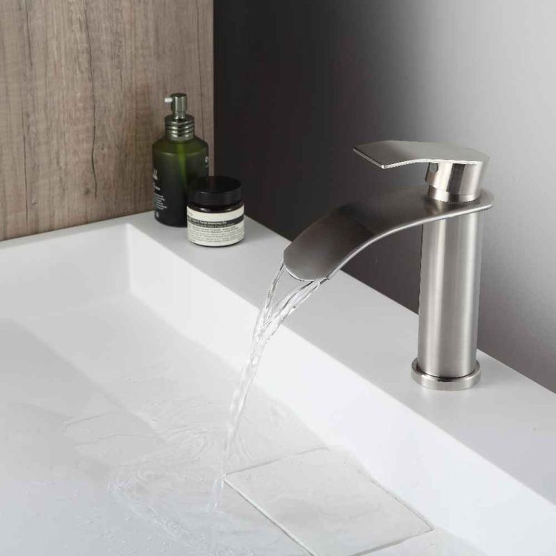 Monocomando-para-Banheiro-Mesa-Bica-Baixa-Escovada-Cascata
