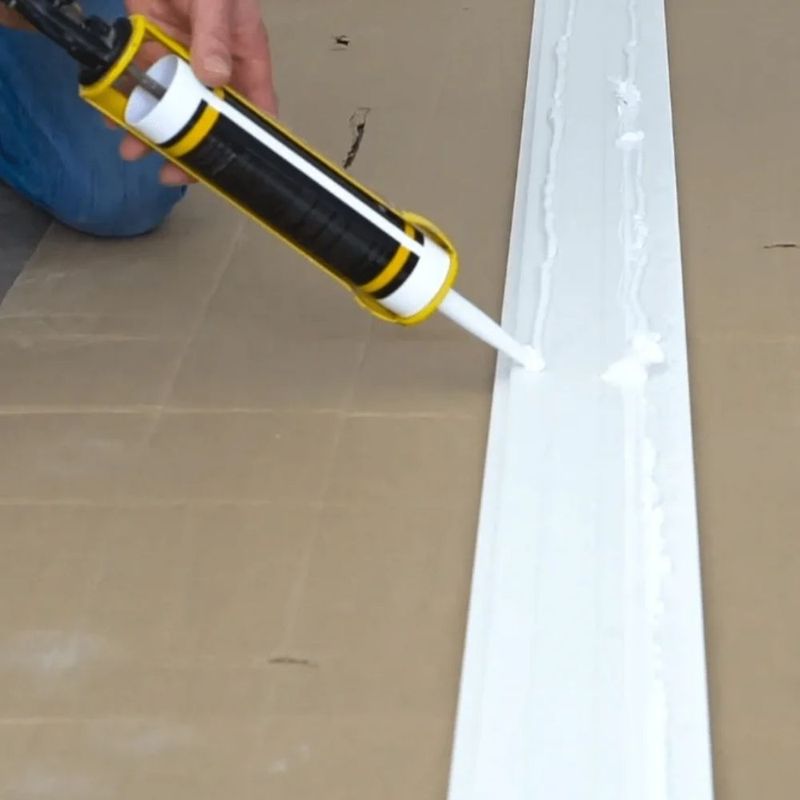 Cola PU Acrílica para Rodapés e Molduras Base D'água 400g