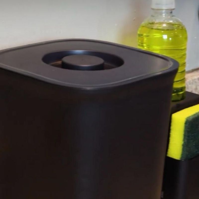 Lixeira Quadrada 4L Preta com Tampa Daplast