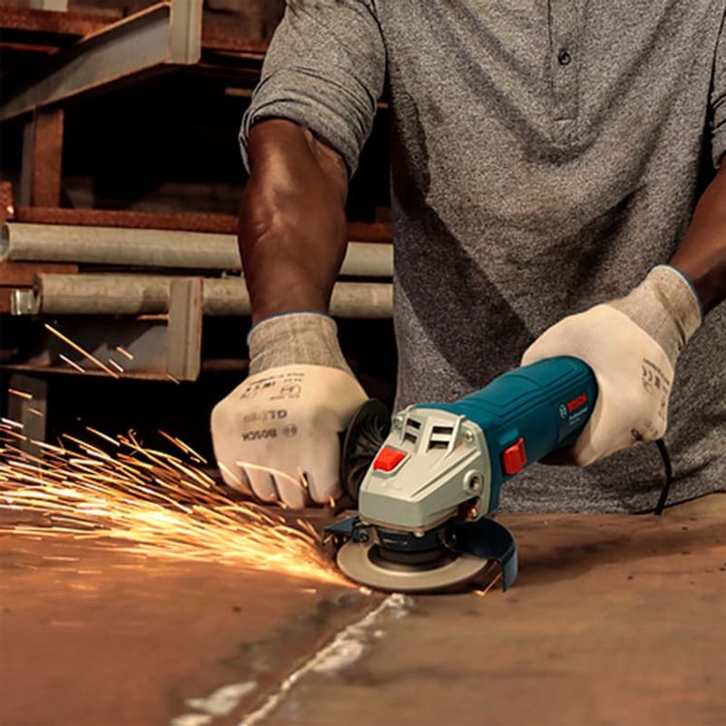 Esmerilhadeira Angular 4.1/2" (115mm) 710W GWS 700 220V Bosch